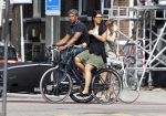 Amsterdam 6 september 2013
Frank Rijkaard met zijn dochter Lindsay op de fiets