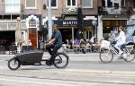 Amsterdam 21 augustus 2013
Frank Rijkaard en zijn vrouw Stephanie op de fiets in Amsterdam.
Peter Smulders bv