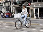 Amsterdam 21 augustus 2013
Frank Rijkaard en zijn vrouw Stephanie op de fiets in Amsterdam.
Peter Smulders bv
