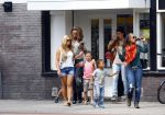 Amsterdam 21 augustus 2013
Glennis Grace en zoontje Anthony eten met vrienden ijsje bij de febo.
Peter Smulders bv