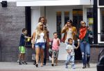 Amsterdam 21 augustus 2013
Glennis Grace en zoontje Anthony eten met vrienden ijsje bij de febo.
Peter Smulders bv