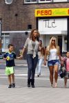 Amsterdam 21 augustus 2013
Glennis Grace en zoontje Anthony eten met vrienden ijsje bij de febo.
Peter Smulders bv