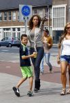 Amsterdam 21 augustus 2013
Glennis Grace en zoontje Anthony eten met vrienden ijsje bij de febo.
Peter Smulders bv