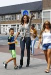 Amsterdam 21 augustus 2013
Glennis Grace en zoontje Anthony eten met vrienden ijsje bij de febo.
Peter Smulders bv