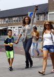 Amsterdam 21 augustus 2013
Glennis Grace en zoontje Anthony eten met vrienden ijsje bij de febo.
Peter Smulders bv