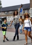 Amsterdam 21 augustus 2013
Glennis Grace en zoontje Anthony eten met vrienden ijsje bij de febo.
Peter Smulders bv