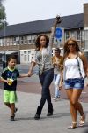 Amsterdam 21 augustus 2013
Glennis Grace en zoontje Anthony eten met vrienden ijsje bij de febo.
Peter Smulders bv