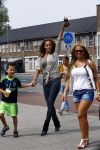 Amsterdam 21 augustus 2013
Glennis Grace en zoontje Anthony eten met vrienden ijsje bij de febo.
Peter Smulders bv