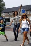 Amsterdam 21 augustus 2013
Glennis Grace en zoontje Anthony eten met vrienden ijsje bij de febo.
Peter Smulders bv