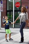 Amsterdam 21 augustus 2013
Glennis Grace en zoontje Anthony eten met vrienden ijsje bij de febo.
Peter Smulders bv
