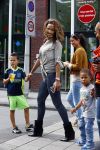 Amsterdam 21 augustus 2013
Glennis Grace en zoontje Anthony eten met vrienden ijsje bij de febo.
Peter Smulders bv
