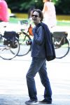 Amsterdam 26 augustus 2013
Hans Teeuwen bellend op straat.
Peter Smulders bv