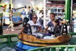Hoorn 15 augustus 2013
Sonja Bakker met Jan Reus en alle kinderen op de kermis in Hoorn. Ook baby Bram is erbij.
Peter Smulders bv
