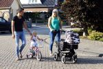 Volendam 6 september 2013
Jan en Liza Smit gaan wandelen met hun zoon Senn en dochter Emma.