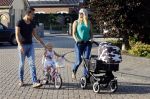 Volendam 6 september 2013
Jan en Liza Smit gaan wandelen met hun zoon Senn en dochter Emma.