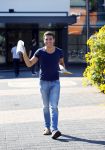 Purmerend 26 augustus 2013
Jan Smit geeft zijn zoon Senn aan op het gemeentehuis van Purmerend.
Peter Smulders bv