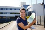 Purmerend 26 augustus 2013
Jan Smit geeft zijn zoon Senn aan op het gemeentehuis van Purmerend.
Peter Smulders bv