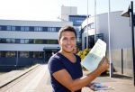 Purmerend 26 augustus 2013
Jan Smit geeft zijn zoon Senn aan op het gemeentehuis van Purmerend.
Peter Smulders bv