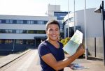 Purmerend 26 augustus 2013
Jan Smit geeft zijn zoon Senn aan op het gemeentehuis van Purmerend.
Peter Smulders bv