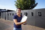 Purmerend 26 augustus 2013
Jan Smit geeft zijn zoon Senn aan op het gemeentehuis van Purmerend.
Peter Smulders bv