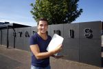 Purmerend 26 augustus 2013
Jan Smit geeft zijn zoon Senn aan op het gemeentehuis van Purmerend.
Peter Smulders bv