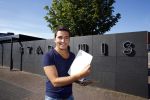 Purmerend 26 augustus 2013
Jan Smit geeft zijn zoon Senn aan op het gemeentehuis van Purmerend.
Peter Smulders bv