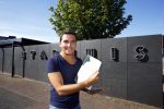 Purmerend 26 augustus 2013
Jan Smit geeft zijn zoon Senn aan op het gemeentehuis van Purmerend.
Peter Smulders bv