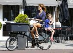Amsterdam 17 augustus 2013
Kim v Kooten met dochter op de fiets.
Peter Smulders bv