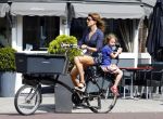 Amsterdam 17 augustus 2013
Kim v Kooten met dochter op de fiets.
Peter Smulders bv