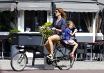 Amsterdam 17 augustus 2013
Kim v Kooten met dochter op de fiets.
Peter Smulders bv