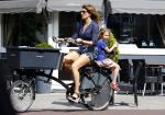 Amsterdam 17 augustus 2013
Kim v Kooten met dochter op de fiets.
Peter Smulders bv