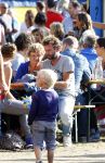 Amsterdam 18 augustus 2013
Kluun Raymond v d Klundert met zijn nieuwe vriendin op de parade. Kluun met zijn moeder
Peter Smulders bv