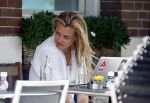 Amsterdam 16 augustus 2013
Maria Kooistra en haar dochter op een terras in Amsterdam. Maria zit te schrijven achter haar laptop.
Peter Smulders bv