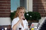 Amsterdam 16 augustus 2013
Maria Kooistra en haar dochter op een terras in Amsterdam. Maria zit te schrijven achter haar laptop.
Peter Smulders bv