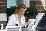 Amsterdam 16 augustus 2013
Maria Kooistra en haar dochter op een terras in Amsterdam. Maria zit te schrijven achter haar laptop.
Peter Smulders bv