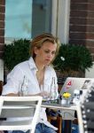 Amsterdam 16 augustus 2013
Maria Kooistra en haar dochter op een terras in Amsterdam. Maria zit te schrijven achter haar laptop.
Peter Smulders bv