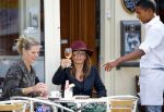 Amsterdam 31 augustus 2013
Nada v Nie op terras met inge Teeuwen ( zus Hans Teeuwen).
De zoon van Nada Quentin werkt daar in de bediening