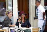 Amsterdam 31 augustus 2013
Nada v Nie op terras met inge Teeuwen ( zus Hans Teeuwen).
De zoon van Nada Quentin werkt daar in de bediening