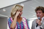 Hoofddorp 29 augustus 2013
Presentatie van de Margriet met Natasja Foger als hoofdredaktrice.
Leontine v d Bos de reguliere hoofdredaktrice geeft aar het eerste exemplaar en Rene Froger zingt voor Natasja bij sanoma uitgevers