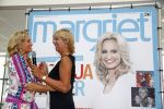 Hoofddorp 29 augustus 2013
Presentatie van de Margriet met Natasja Foger als hoofdredaktrice.
Leontine v d Bos de reguliere hoofdredaktrice geeft aar het eerste exemplaar en Rene Froger zingt voor Natasja bij sanoma uitgevers