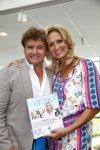 Hoofddorp 29 augustus 2013
Presentatie van de Margriet met Natasja Foger als hoofdredaktrice.
Leontine v d Bos de reguliere hoofdredaktrice geeft aar het eerste exemplaar en Rene Froger zingt voor Natasja bij sanoma uitgevers