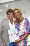 Hoofddorp 29 augustus 2013
Presentatie van de Margriet met Natasja Foger als hoofdredaktrice.
Leontine v d Bos de reguliere hoofdredaktrice geeft aar het eerste exemplaar en Rene Froger zingt voor Natasja bij sanoma uitgevers