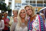 Hoofddorp 29 augustus 2013
Presentatie van de Margriet met Natasja Foger als hoofdredaktrice.
Leontine v d Bos de reguliere hoofdredaktrice geeft aar het eerste exemplaar en Rene Froger zingt voor Natasja bij sanoma uitgevers
