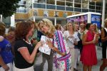 Hoofddorp 29 augustus 2013
Presentatie van de Margriet met Natasja Foger als hoofdredaktrice.
Leontine v d Bos de reguliere hoofdredaktrice geeft aar het eerste exemplaar en Rene Froger zingt voor Natasja bij sanoma uitgevers