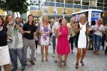Hoofddorp 29 augustus 2013
Presentatie van de Margriet met Natasja Foger als hoofdredaktrice.
Leontine v d Bos de reguliere hoofdredaktrice geeft aar het eerste exemplaar en Rene Froger zingt voor Natasja bij sanoma uitgevers
