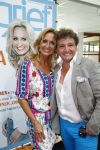 Hoofddorp 29 augustus 2013
Presentatie van de Margriet met Natasja Foger als hoofdredaktrice.
Leontine v d Bos de reguliere hoofdredaktrice geeft aar het eerste exemplaar en Rene Froger zingt voor Natasja bij sanoma uitgevers