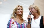 Hoofddorp 29 augustus 2013
Presentatie van de Margriet met Natasja Foger als hoofdredaktrice.
Leontine v d Bos de reguliere hoofdredaktrice geeft aar het eerste exemplaar en Rene Froger zingt voor Natasja bij sanoma uitgevers