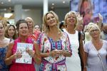 Hoofddorp 29 augustus 2013
Presentatie van de Margriet met Natasja Foger als hoofdredaktrice.
Leontine v d Bos de reguliere hoofdredaktrice geeft aar het eerste exemplaar en Rene Froger zingt voor Natasja bij sanoma uitgevers