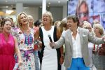 Hoofddorp 29 augustus 2013
Presentatie van de Margriet met Natasja Foger als hoofdredaktrice.
Leontine v d Bos de reguliere hoofdredaktrice geeft aar het eerste exemplaar en Rene Froger zingt voor Natasja bij sanoma uitgevers
