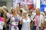 Hoofddorp 29 augustus 2013
Presentatie van de Margriet met Natasja Foger als hoofdredaktrice.
Leontine v d Bos de reguliere hoofdredaktrice geeft aar het eerste exemplaar en Rene Froger zingt voor Natasja bij sanoma uitgevers